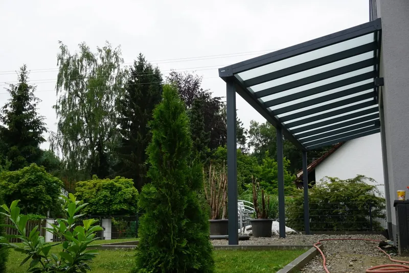 Zadaszenie przyścienne z dachem ze szkła mlecznego, widok z ogrodu
